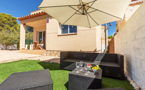 Villa Danou: Flooring, Schlafzimmer, Bedding, Bett, Bettrahmen, Linens, Bettdecke, Hartholz, Matratze, Holzboden