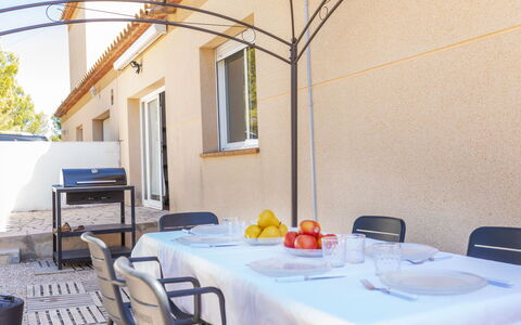 Villa Danou: Flooring, Schlafzimmer, Bedding, Bett, Bettrahmen, Linens, Bettdecke, Hartholz, Matratze, Holzboden