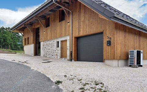 La Grange à Luc: Flooring, Schlafzimmer, Bedding, Bett, Bettrahmen, Linens, Bettdecke, Hartholz, Matratze, Holzboden