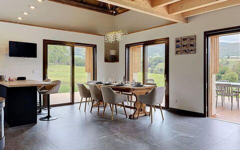 La Grange à Luc: Flooring, Schlafzimmer, Bedding, Bett, Bettrahmen, Linens, Bettdecke, Hartholz, Matratze, Holzboden