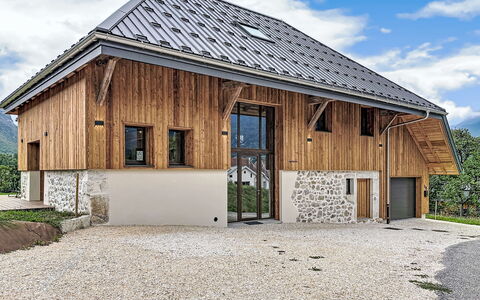 La Grange à Luc: Flooring, Schlafzimmer, Bedding, Bett, Bettrahmen, Linens, Bettdecke, Hartholz, Matratze, Holzboden