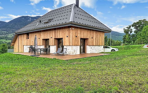 La Grange à Luc: Flooring, Schlafzimmer, Bedding, Bett, Bettrahmen, Linens, Bettdecke, Hartholz, Matratze, Holzboden