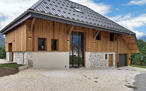 La Grange à Luc: Flooring, Schlafzimmer, Bedding, Bett, Bettrahmen, Linens, Bettdecke, Hartholz, Matratze, Holzboden