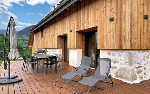 La Grange à Luc: Flooring, Schlafzimmer, Bedding, Bett, Bettrahmen, Linens, Bettdecke, Hartholz, Matratze, Holzboden