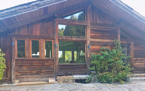 Le Hameau: Flooring, Schlafzimmer, Bedding, Bett, Bettrahmen, Linens, Bettdecke, Hartholz, Matratze, Holzboden