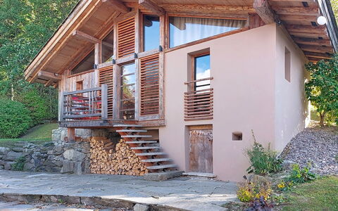 Le Hameau: Flooring, Schlafzimmer, Bedding, Bett, Bettrahmen, Linens, Bettdecke, Hartholz, Matratze, Holzboden