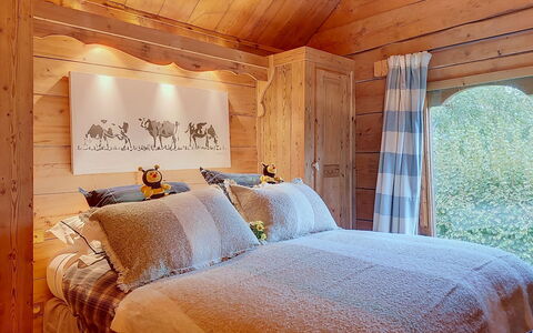 Le Hameau: Flooring, Schlafzimmer, Bedding, Bett, Bettrahmen, Linens, Bettdecke, Hartholz, Matratze, Holzboden