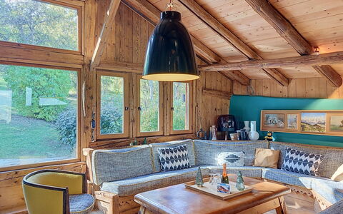 Le Hameau: Flooring, Schlafzimmer, Bedding, Bett, Bettrahmen, Linens, Bettdecke, Hartholz, Matratze, Holzboden