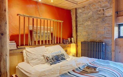 Le Hameau: Flooring, Schlafzimmer, Bedding, Bett, Bettrahmen, Linens, Bettdecke, Hartholz, Matratze, Holzboden