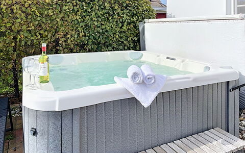 Moderne Zeiten: Badewanne, Armatur, Jacuzzi, Zimmerpflanze, Installation, Schwimmbad, Blumentopf, Hinterhof, Deck