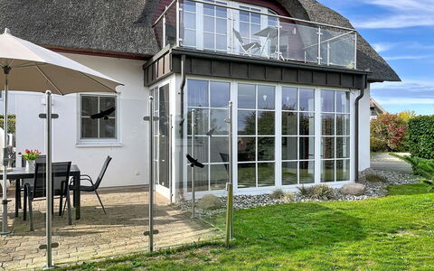 Moderne Zeiten: Veranda, Dach, Zuhause, Tür, Hütte, Balkon, Stuhl, Gartenmöbel, Garten, Schatten