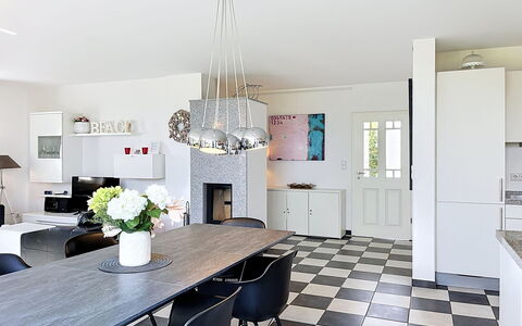 Moderne Zeiten: Möbel, Interior Design, Flooring, Light Fixture, Fussboden, Decke, Stuhl, Beleuchtung, Küche, Leuchter