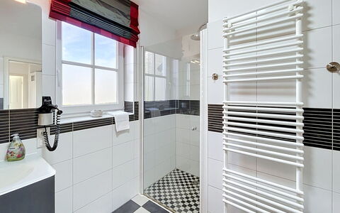 Moderne Zeiten: Armatur, Flooring, Interior Design, Badezimmer, Fussboden, Zapfhahn, Installation, Sinken, Fliese, Decke