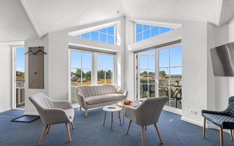 Tarm 689: Möbel, Interior Design, Flooring, Fussboden, Holz, Decke, Couch, Wohnzimmer, Stuhl, Zuhause