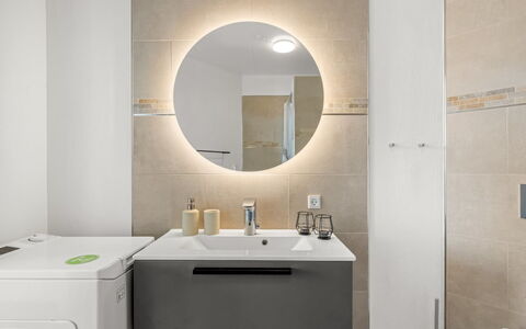 Tarm 689: Flooring, Armatur, Fussboden, Interior Design, Badezimmerschrank, Sinken, Bad Sink, Cabinetry, Zapfhahn, Badezimmer