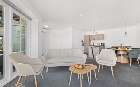 Alban - 50M to the Fjord: Möbel, Interior Design, Flooring, Fussboden, Holz, Decke, Wohnzimmer, Couch, Tabelle, Zimmer