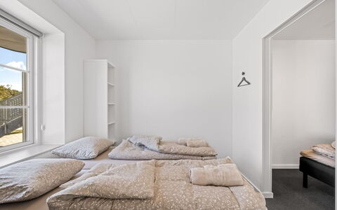 Alban - 50M to the Fjord: Wand, Fussboden, Schlafzimmer, Holz, Interior Design, Flooring, Decke, Bett, Zimmer, Möbel