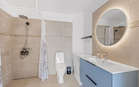 Apsolon - 50M to the Fjord: Flooring, Fussboden, Armatur, Interior Design, Badezimmerschrank, Badezimmer, Installation, Spiegel, Sinken, Zapfhahn