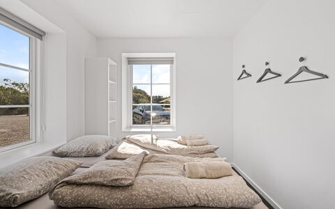 Apsolon - 50M to the Fjord: Wand, Holz, Schlafzimmer, Fussboden, Decke, Interior Design, Flooring, Bett, Zuhause, Bettdecke