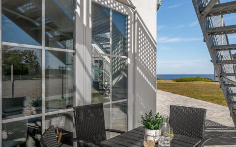 Apsolon - 50M to the Fjord: Verbundwerkstoff, Metall, Schatten, Daylighting, Glas, Balkon, Aluminium, Gartenmöbel