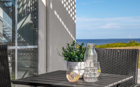 Apsolon - 50M to the Fjord: Möbel, Stuhl, Gartenmöbel, Tabelle, Tisch Im Freien, Küche & Esszimmer Tisch, Kaffetisch, Blumentopf, Balkon