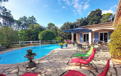 Moun Pantai: Schwimmbad, Blau, Resort, Gartenmöbel, Eco Hotel, Schatten, Freizeit, Water Feature, Garten, Hazienda