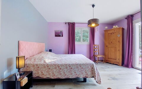 Moun Pantai: Möbel, Interior Design, Wand, Schlafzimmer, Bett, Fussboden, Flooring, Zimmer, Textil, Zuhause