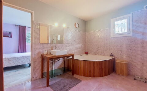 Moun Pantai: Flooring, Interior Design, Armatur, Fussboden, Badewanne, Badezimmer, Decke, Installation, Beleuchtung, Zimmer