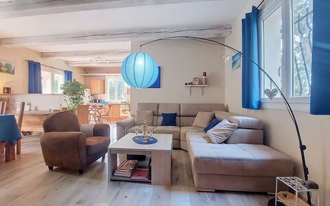 Moun Pantai: Möbel, Interior Design, Couch, Flooring, Fussboden, Wohnzimmer, Holz, Decke, Zimmer, Tabelle