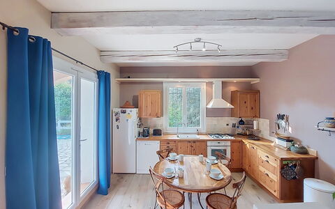 Moun Pantai: Möbel, Interior Design, Flooring, Küche, Countertop, Holz, Fussboden, Decke, Stuhl, Zimmer