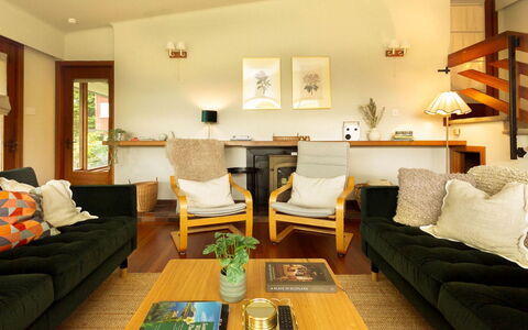 Mam Mor Lodge: Möbel, Interior Design, Couch, Flooring, Wand, Fussboden, Wohnzimmer, Holz, Zimmer, Decke