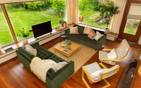 Mam Mor Lodge: Möbel, Interior Design, Couch, Flooring, Fussboden, Wohnzimmer, Holz, Zimmer, Zuhause, Tabelle
