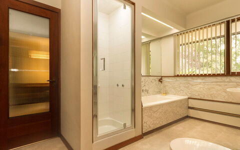 Mam Mor Lodge: Interior Design, Flooring, Wand, Fussboden, Holz, Decke, Armatur, Zuhause, Badezimmer, Beleuchtung