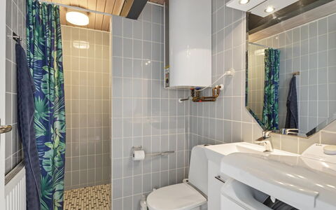 Kielo - 700M from the Sea: Badezimmer, Armatur, Interior Design, Flooring, Toilette, Bad Sink, Toilleten Sitz, Sinken, Fussboden, Zapfhahn