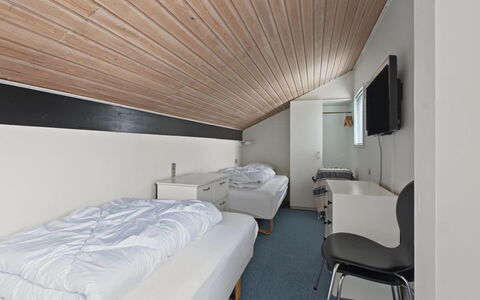 Kielo - 700M from the Sea: Schlafzimmer, Bett, Bettdecke, Decke, Bedding, Interior Design, Bettrahmen, Fussboden, Linens, Zimmer
