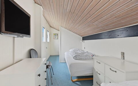 Kielo - 700M from the Sea: Interior Design, Decke, Holz, Schlafzimmer, Fussboden, Flooring, Bett, Möbel, Bettdecke, Zimmer