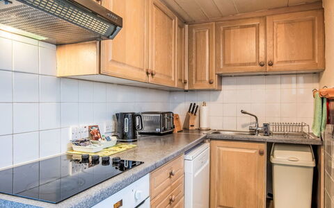 Bunloit Farmhouse: Küche, Küchengerät, Countertop, Major Appliance, Cabinetry, Holz, Flooring, Herd, Herd, Interior Design