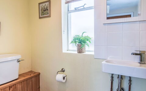 Bunloit Farmhouse: Toilleten Sitz, Badezimmer, Toilette, Wand, Armatur, Flooring, Fussboden, Interior Design, Installation, Zimmer