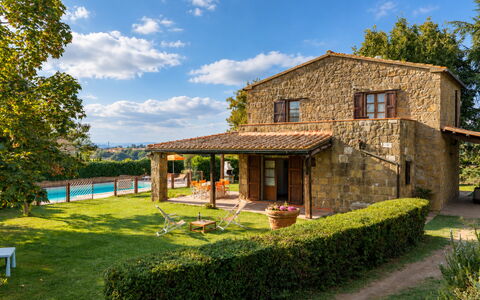 Ortale a Pitigliano with Pool: Hütte, Bauernhaus, Garten, Estate, Rasen, Garten, Villa, Landscaping, Hinterhof, Hazienda