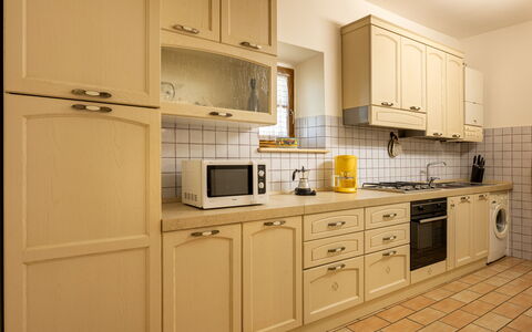 Ortale a Pitigliano with Pool: Küche, Cabinetry, Countertop, Flooring, Interior Design, Küchengerät, Holz, Fussboden, Major Appliance, Schrank