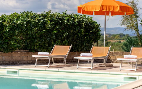 Ortale a Pitigliano with Pool: Gartenmöbel, Möbel, Regenschirm, Schwimmbad, Sonnenliege, Stuhl, Schatten, Resort, Tisch Im Freien, Eco Hotel