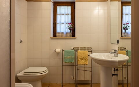 Ortale a Pitigliano with Pool: Badezimmer, Armatur, Bad Sink, Flooring, Toilleten Sitz, Interior Design, Sinken, Toilette, Fussboden, Zapfhahn