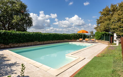 Ortale a Pitigliano with Pool: Schwimmbad, Verbundwerkstoff, Garten, Resort, Water Feature, Schatten, Landscaping, Eco Hotel, Hinterhof, Hazienda