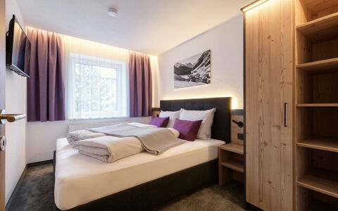 Augl'S Hof: Interior Design, Schlafzimmer, Bett, Zimmer, Wohnung, Bettrahmen, Suite, Decke, Bedding, Hotel