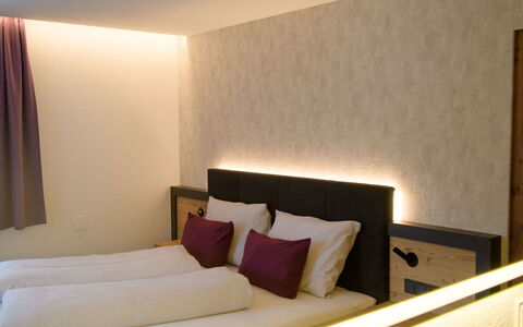 Augl'S Hof: Wand, Interior Design, Flooring, Fussboden, Decke, Beleuchtung, Schlafzimmer, Bett, Bettrahmen, Zimmer