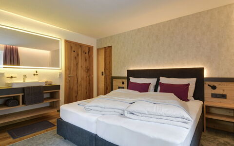 Augl'S Hof: Interior Design, Flooring, Decke, Fussboden, Schlafzimmer, Zimmer, Bett, Bettrahmen, Wohnung, Suite