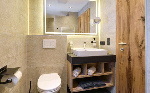 Augl'S Hof: Flooring, Interior Design, Wand, Fussboden, Holz, Armatur, Sinken, Bad Sink, Badezimmer, Zapfhahn