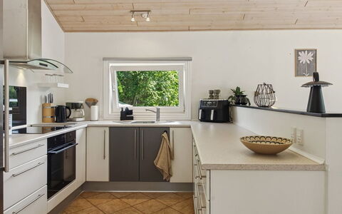 Elle: Countertop, Küche, Möbel, Interior Design, Flooring, Küchengerät, Cabinetry, Holz, Decke, Fussboden