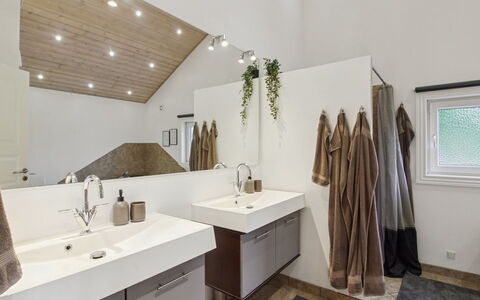 Elle: Interior Design, Flooring, Wand, Fussboden, Decke, Holz, Armatur, Badezimmerschrank, Sinken, Light Fixture