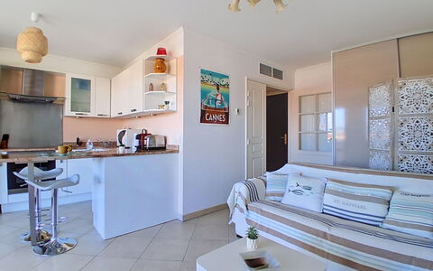Le Royal Cap: Möbel, Interior Design, Wohnung, Stuhl, Flooring, Fussboden, Zuhause, Küche & Esszimmer Tisch, Wohnzimmer, Schatten